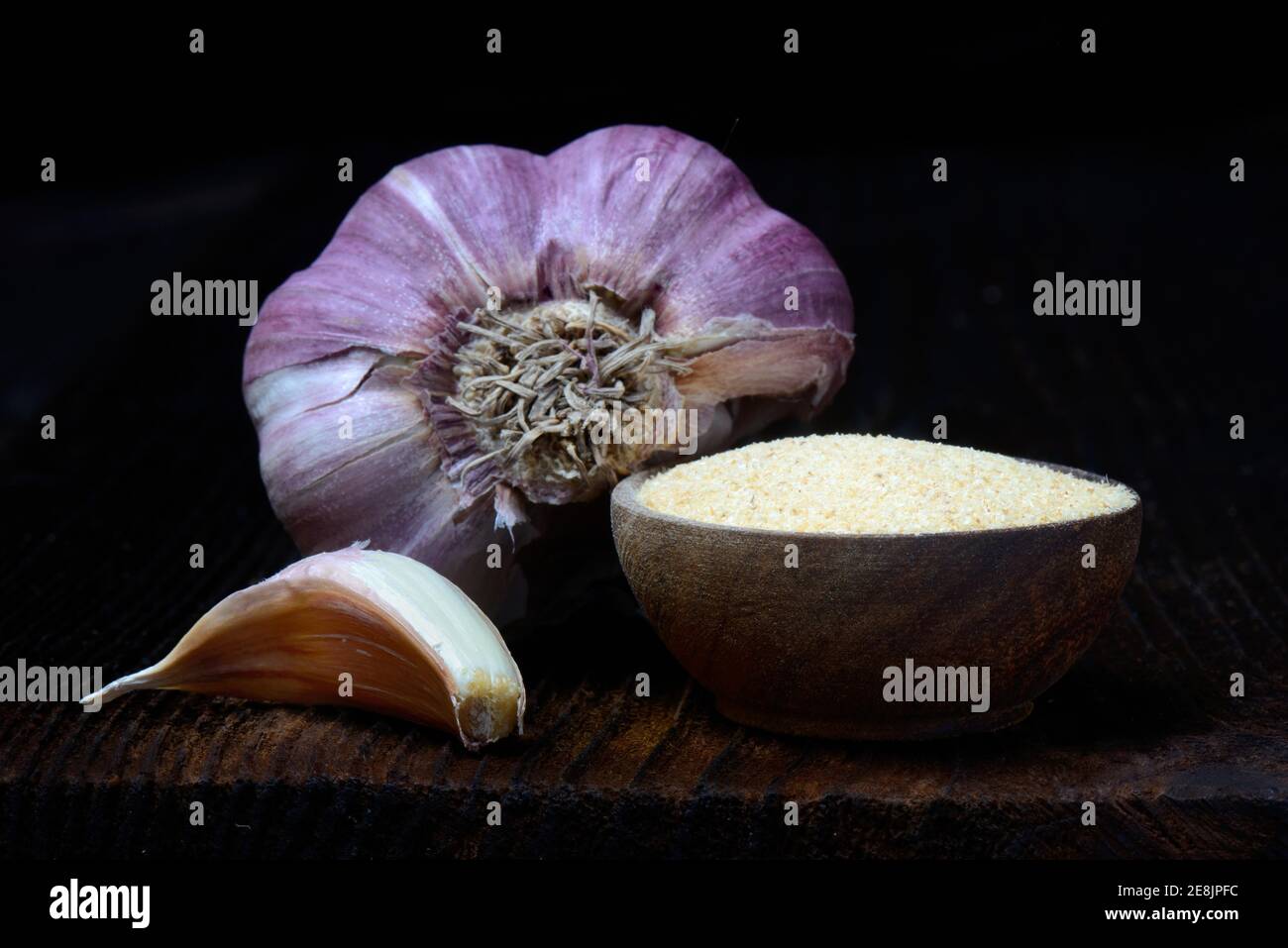 Knoblauchzehe und Knoblauchpulver in Schale, Knoblauchzwiebel, Allium sativum Stockfoto
