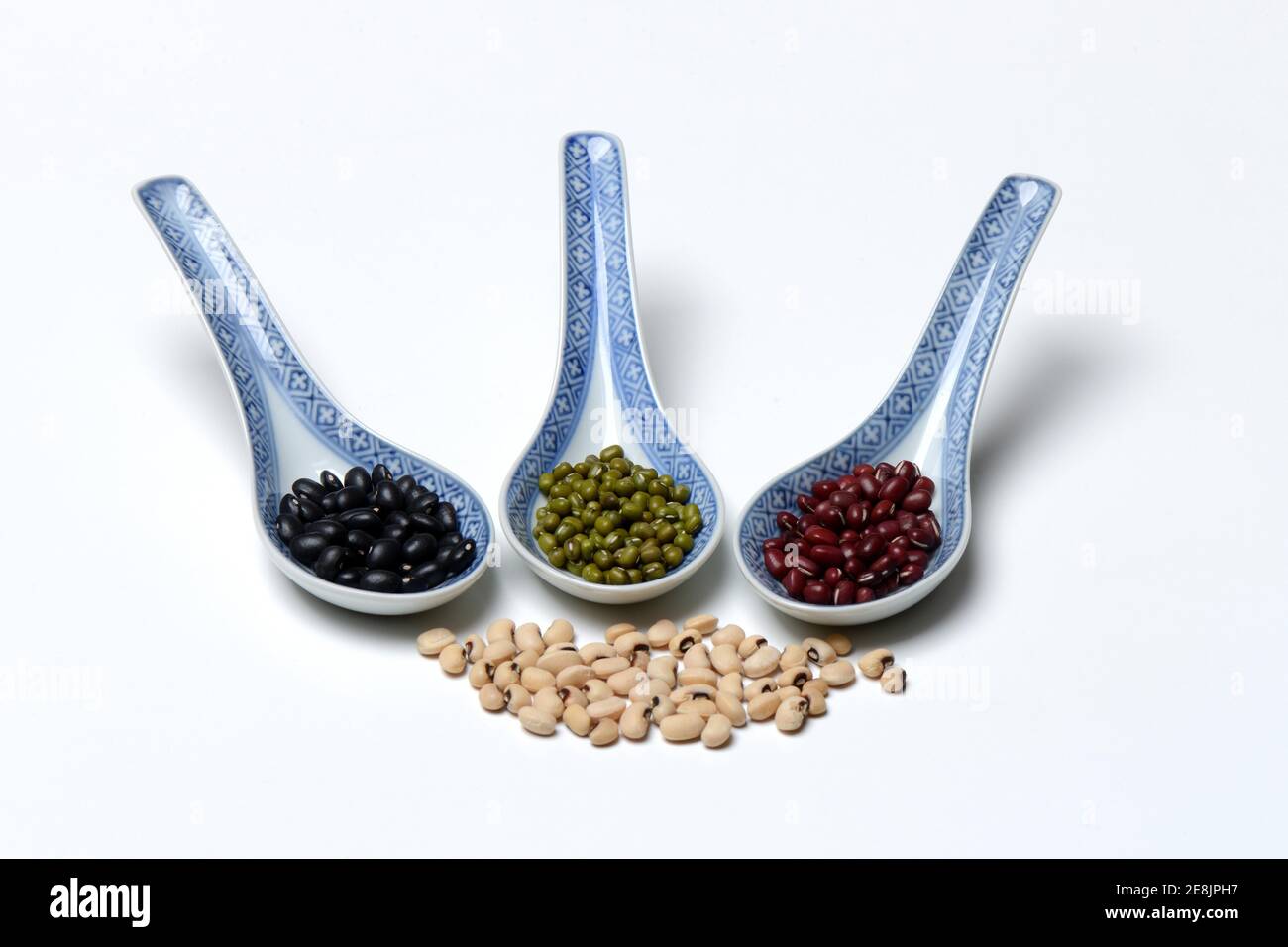 Verschiedene getrocknete Bohnen in Porzellanlöffel, Azuki-Bohnen, rote Bohnen, schwarze Bohnen, mungo-Bohnen, schwarze-Augen-Bohnen, Vigna unguiculata, Vigna angularis, Vigna Stockfoto