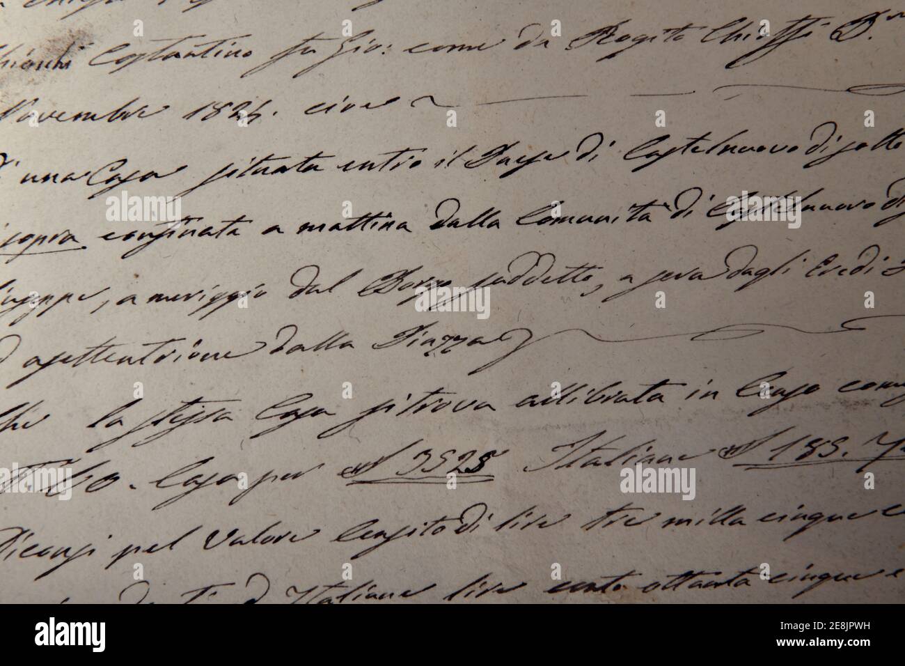 Alte Handschrift des 1700. Jahrhunderts in Tinte und Gänsefeder auf Italienisch geschrieben. Antiker Brief mit handgeschriebenem Text. Hintergrund mit gefärbter Textur. Vintage Stockfoto