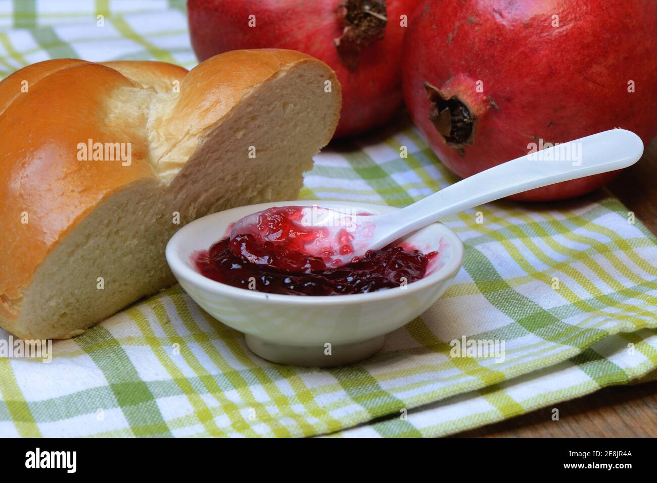 Granatapfelgelee in Schale, Butterflechte, Granatäpfel, Punica granatum Stockfoto