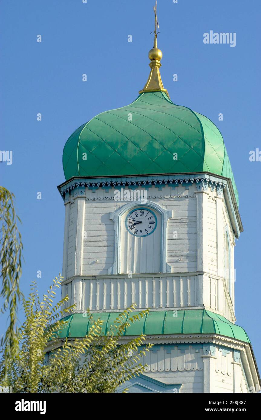 Kirchturm mit Uhr vor blauem Himmel Hintergrund. Trinity Kathedrale in Novomoskovsk. Ukraine. Stockfoto