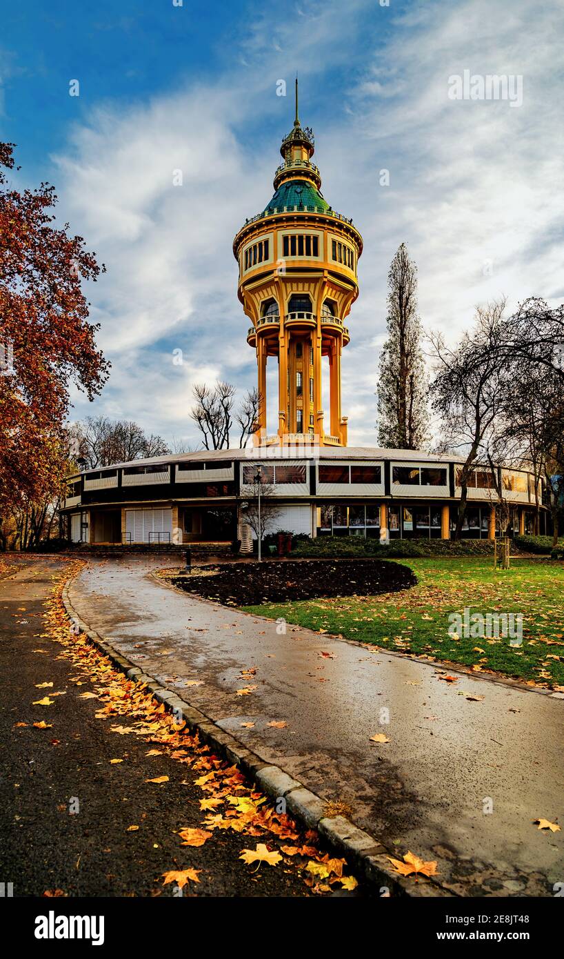 Alter Wasserturm im Herbst auf der Margareteninsel der 110 Jahre alte Wasserturm ist der älteste und größte Wasserturm des Landes. Stockfoto