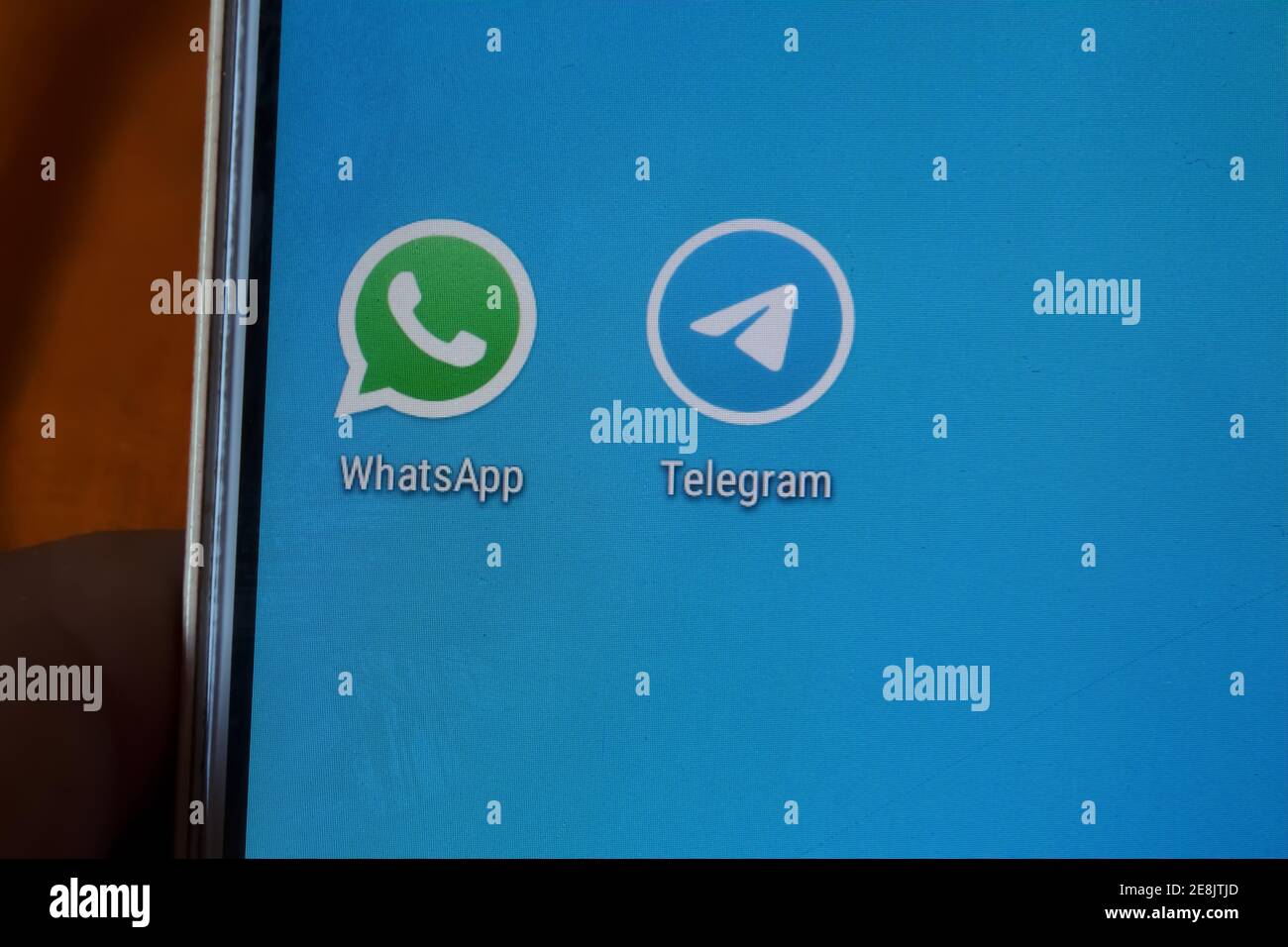 WhatsApp und Telegram Logo auf dem Smartphone-Bildschirm. Messaging-Anwendungen. Kommunikations- und Technologiekonzept. Stockfoto
