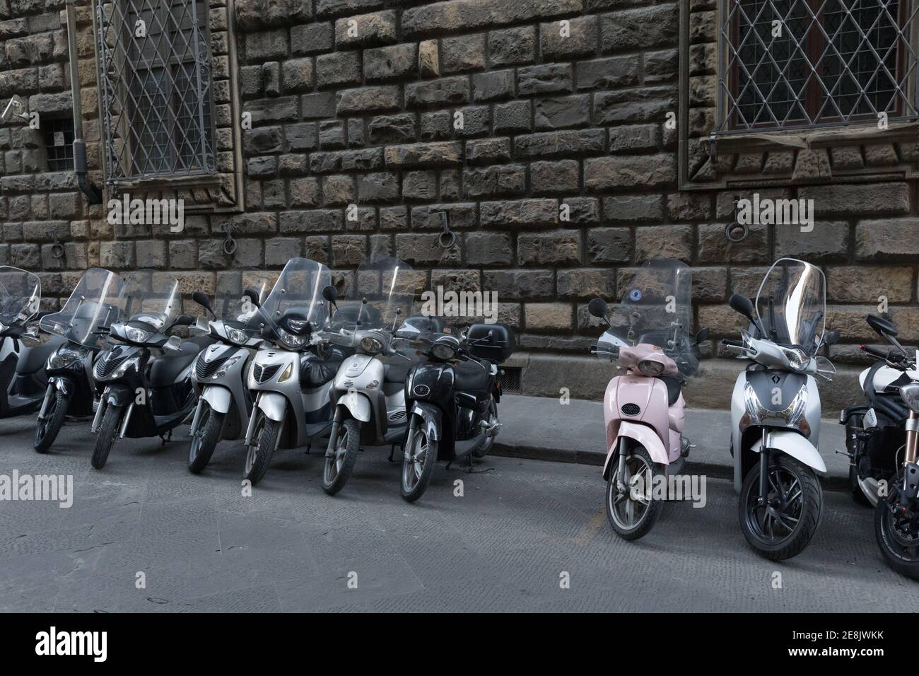 Florenz, Italien Parkplatz für Motorroller und Mopeds Stockfoto