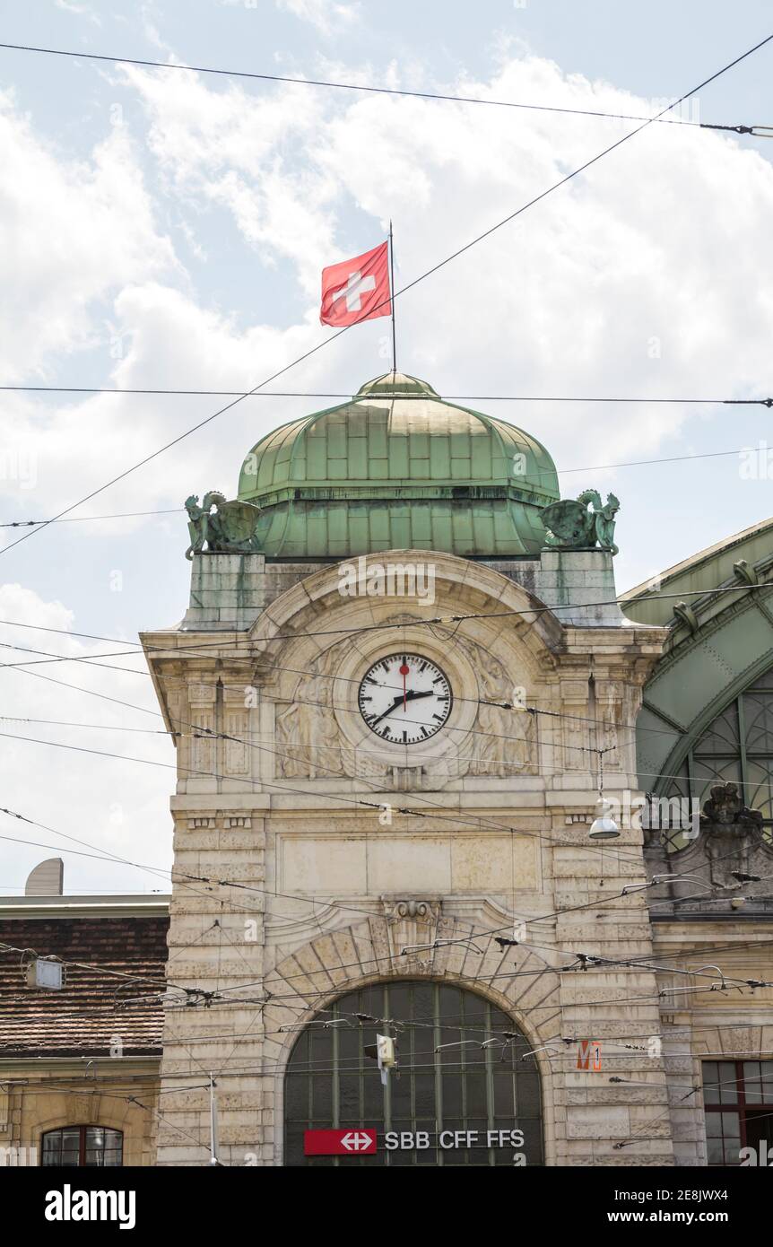 Basel, SCHWEIZ Der Hauptbahnhof (Bahnhof Basel SBB) und die Trams