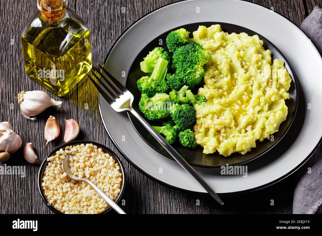 Brokkoli Kartoffelpüree mit gehackten Mandeln bestreut serviert mit ... Brokkoli Kartoffelpüree mit gehackten Mandeln bestreut serviert mit ...