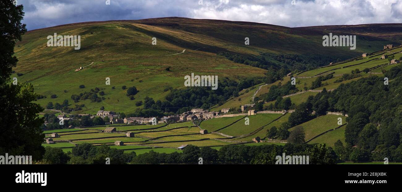 Weite Panoramablick auf das Dorf und Heuwiesen von Gunnerside, Swaledale, Yorkshire Dales Nationalpark. Stockfoto