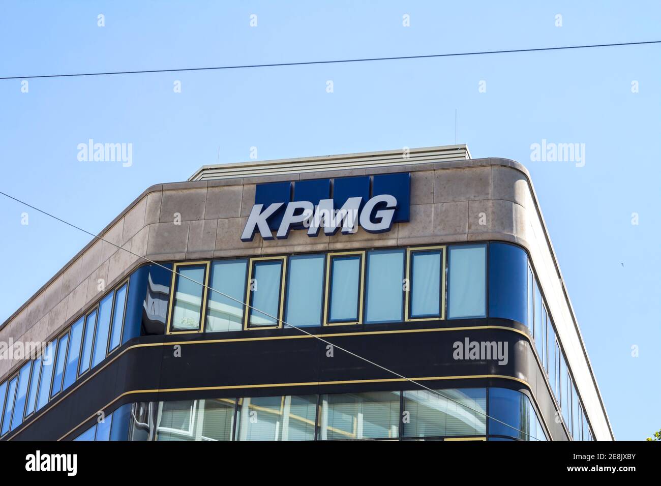 Zeichen der Firma KPMG in der Karlsruher Innenstadt. KPMG ist ein professionelles Dienstleistungsunternehmen und einer der Big Four Auditoren mit Sitz in den Niederlanden. Stockfoto