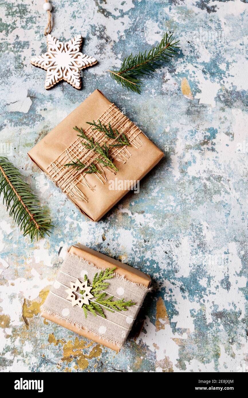 Accessoires, die zum schönen Packen von Weihnachtsgeschenken benötigt werden. Festliche Zeit Stockfoto