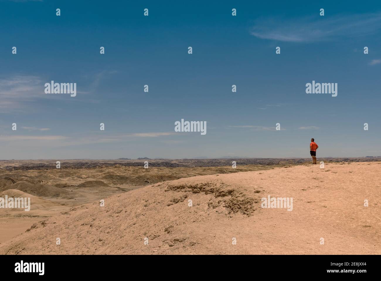 Unbekannte Person schaut in die Mondlandschaft bei Swakopmund, Namibia Stockfoto