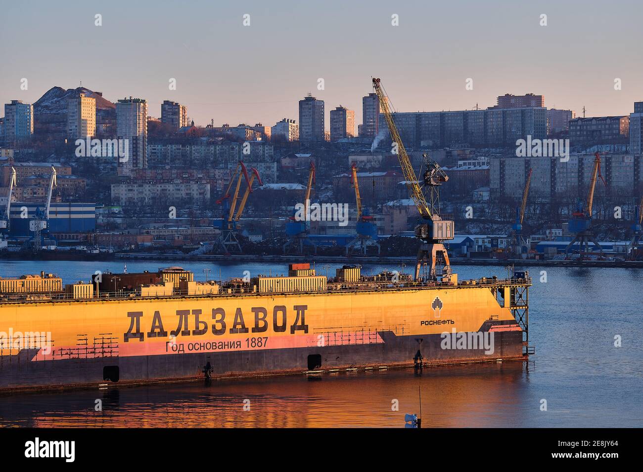 Chabarowsk, Russland - 23. Sep 2018: Ein weißes Shiguli-Auto driftet in einem offenen Bereich vor blauem Himmel und grünem Rasen. Rauch von unter dem wh Stockfoto