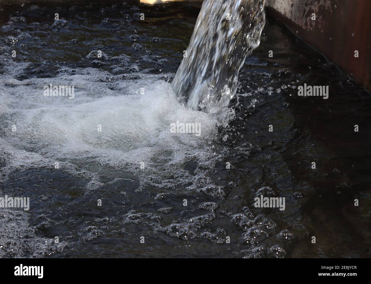 Wasser fließt aus dem Brunnen in ländlichen Gebieten Indiens. indien, Asien. Asiatisch-indischer Lebensstil. Stockfoto