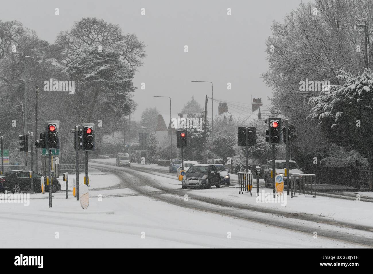 Fahrzeuge, die nach starkem Schneefall fahren Stockfoto