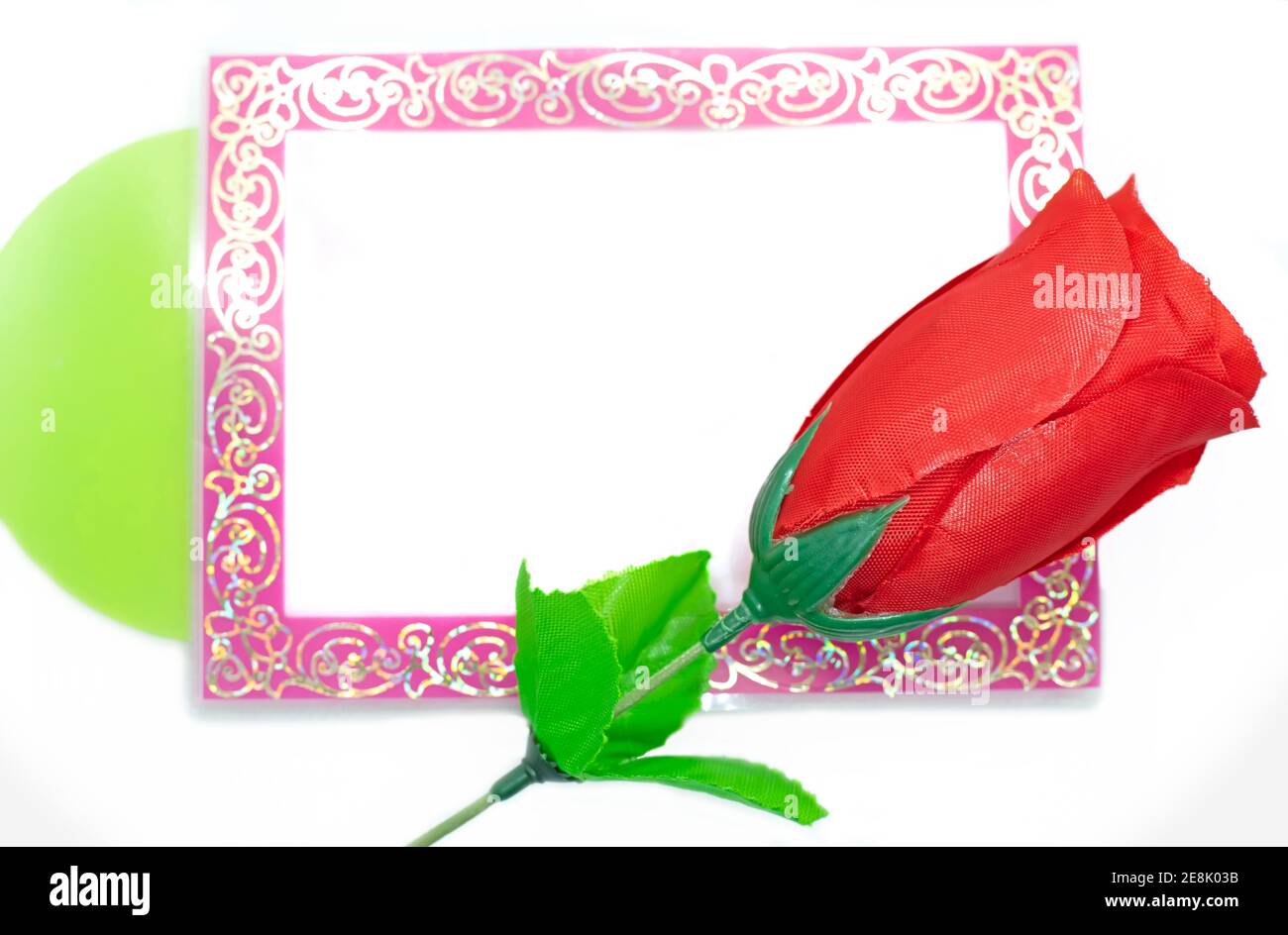 Fotorahmen und rote Rosen auf weißem Hintergrund Stockfoto