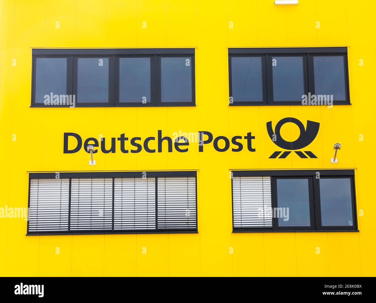 Furth, Deutschland : DEUTSCHE POST Frachtterminal und Logo auf dem Gebäude die Deutsche Post AG ist ein deutsches Kurierunternehmen und das größte weltweit. Stockfoto