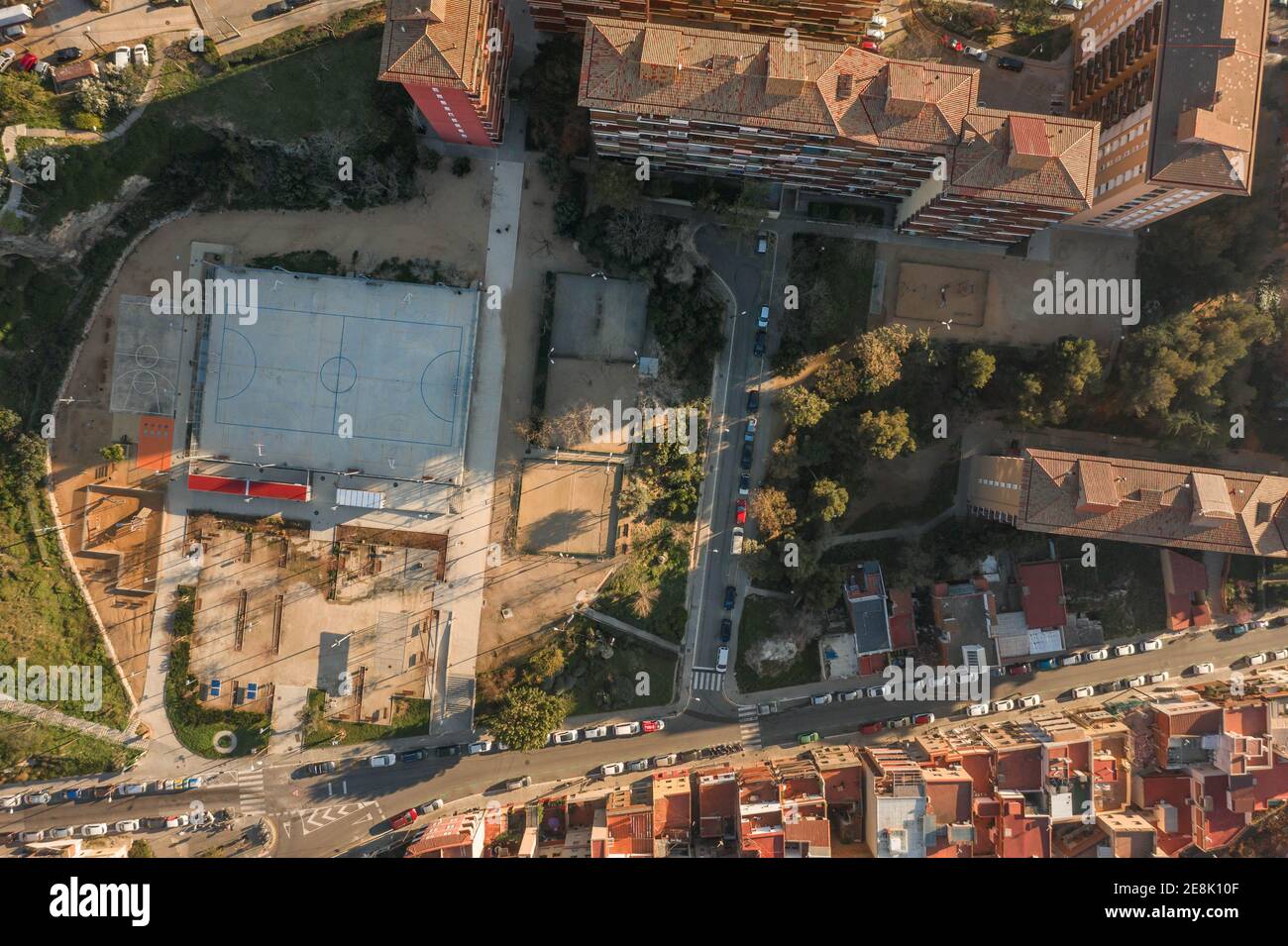 Luftaufnahme der Drohne von Basketballfeld in der Nähe von Turo de la Rovira in Barcelona Morgen Stockfoto
