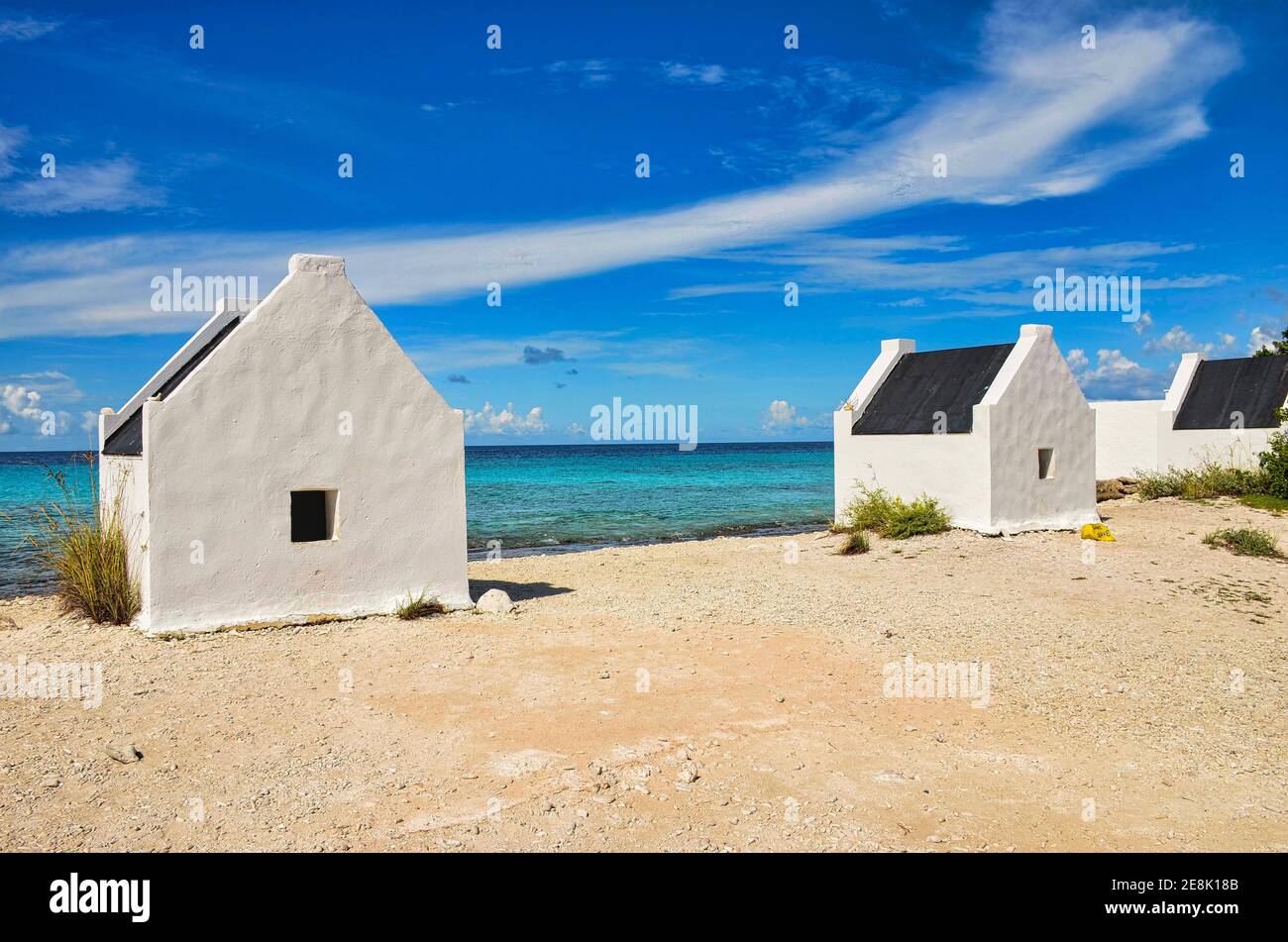 Sklavenhäuser am Strand in bonaire in der karibik Stockfoto