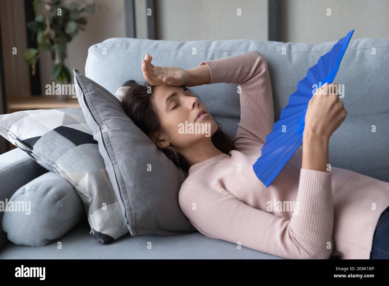 Erschöpft gestresst Millennial Frau leiden unter heißen Temperaturen. Stockfoto