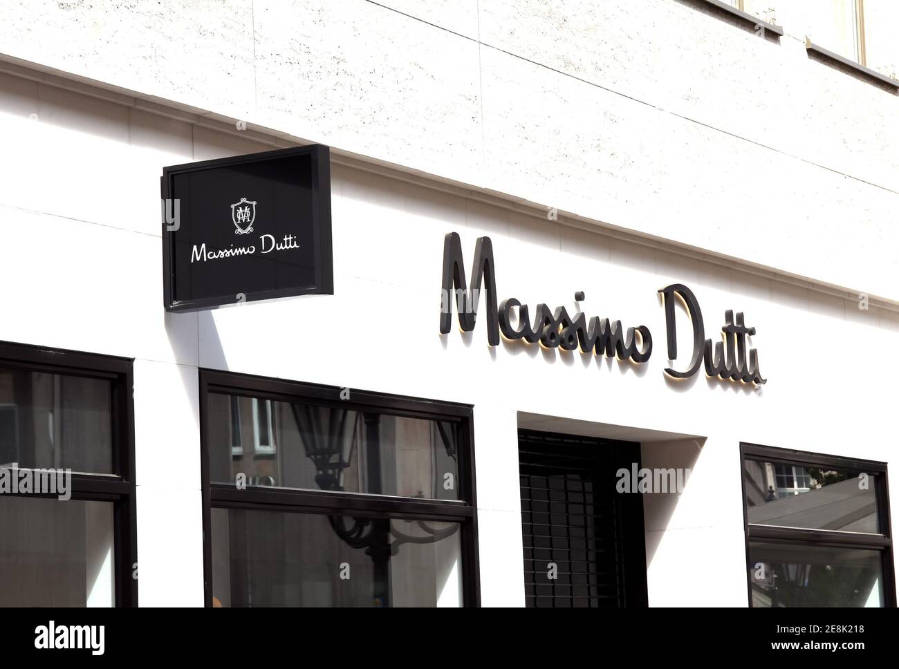 Nürnberg, Deutschland : MASSIMO DUTTI Fashion Store, Massimo Dutti ist ein  Bekleidungshersteller, der zur Inditex-Gruppe gehört Stockfotografie - Alamy