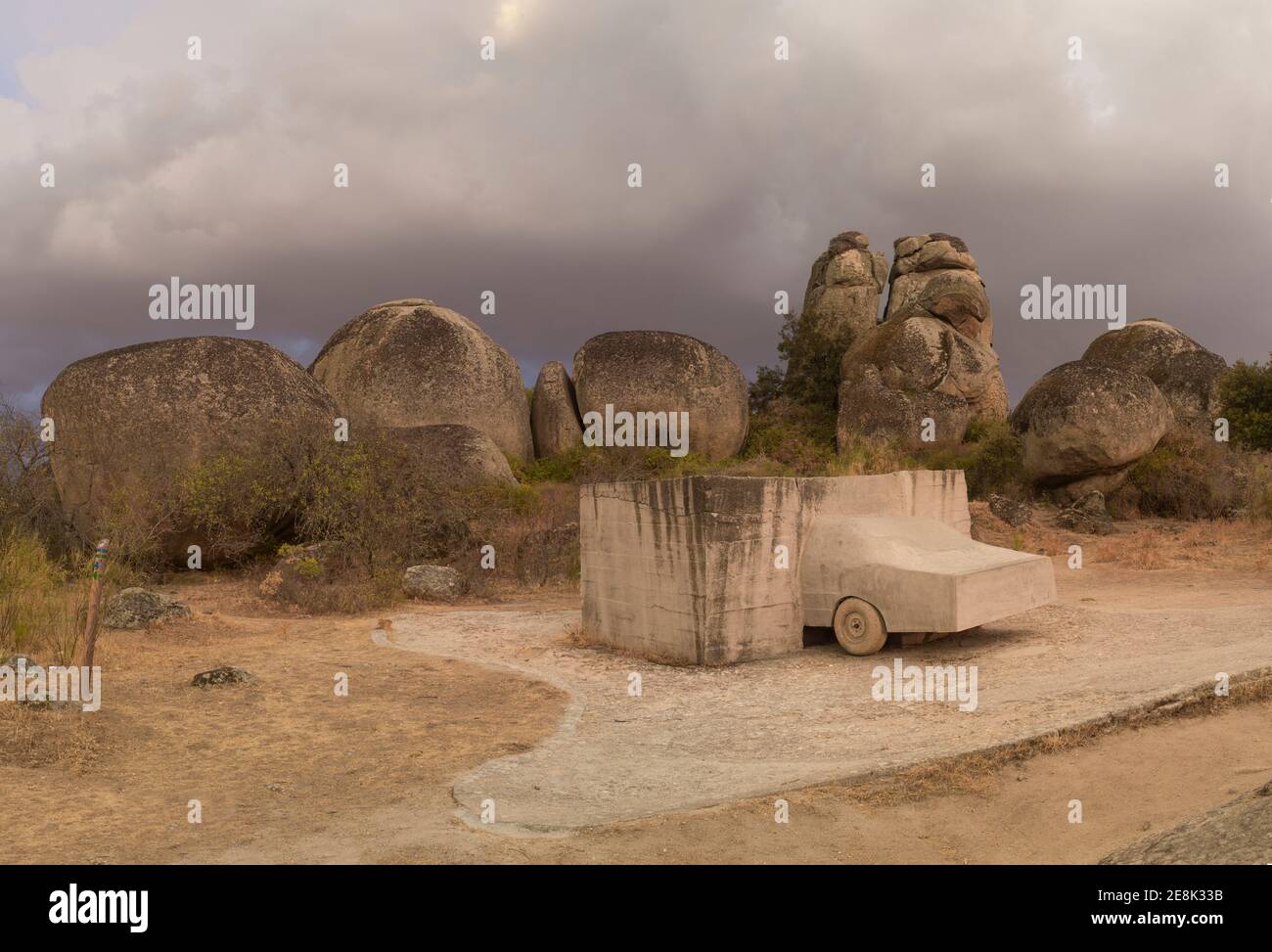 Malpartida, Spanien - 19. September 2019: Auto in Betonskulptur von Wolf Vostell im Jahr 1976. Los Barruecos Naturdenkmal, Extremadura, Spanien Stockfoto