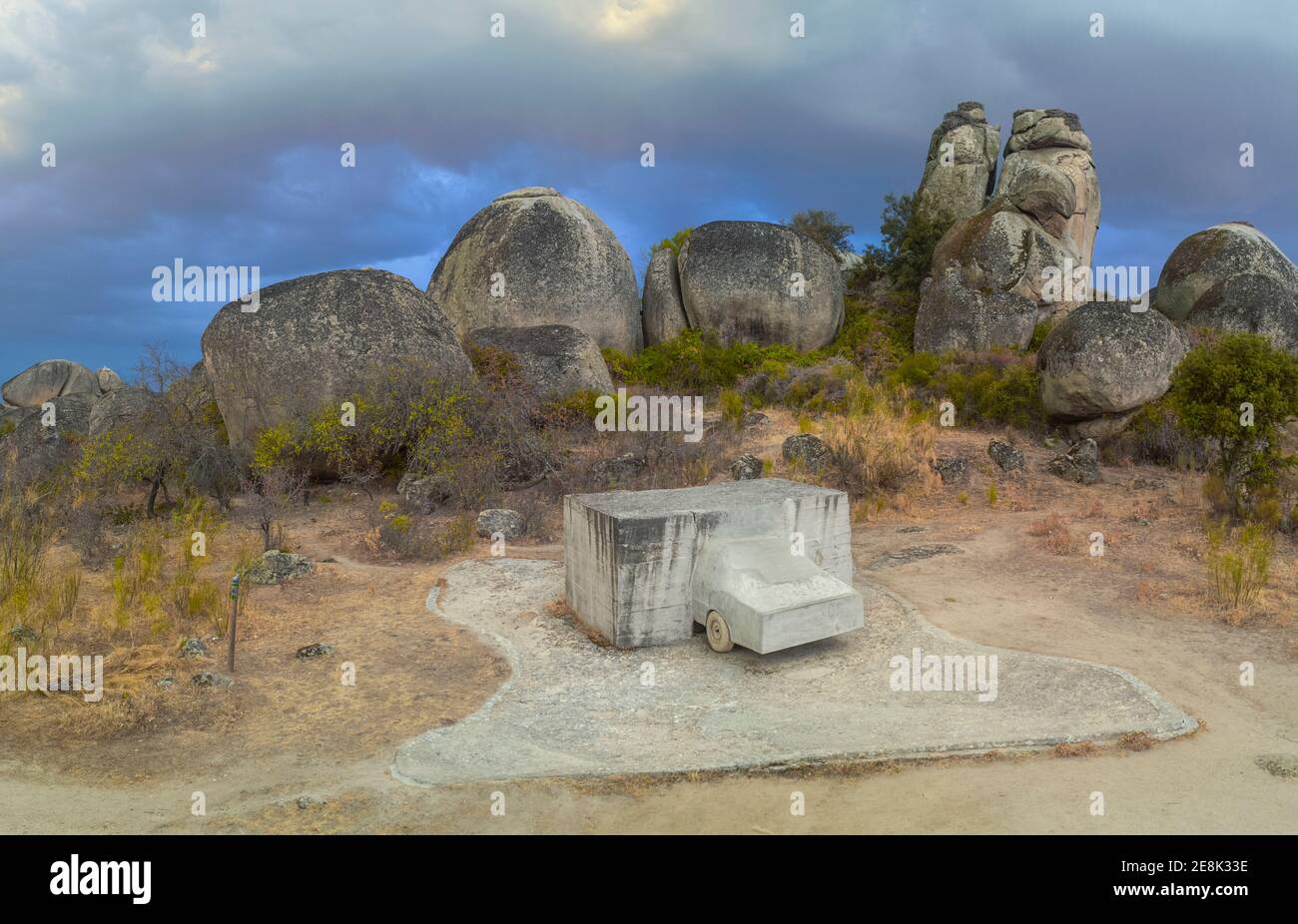 Malpartida, Spanien - 19. September 2019: Auto in Betonskulptur von Wolf Vostell im Jahr 1976. Los Barruecos Naturdenkmal, Extremadura, Spanien Stockfoto