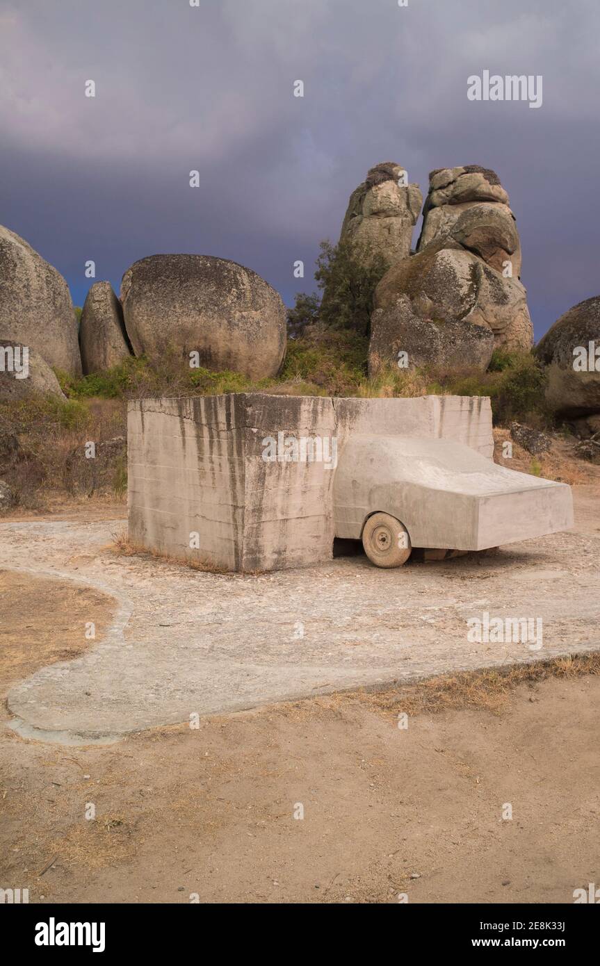 Malpartida, Spanien - 19. September 2019: Auto in Betonskulptur von Wolf Vostell im Jahr 1976. Los Barruecos Naturdenkmal, Extremadura, Spanien Stockfoto