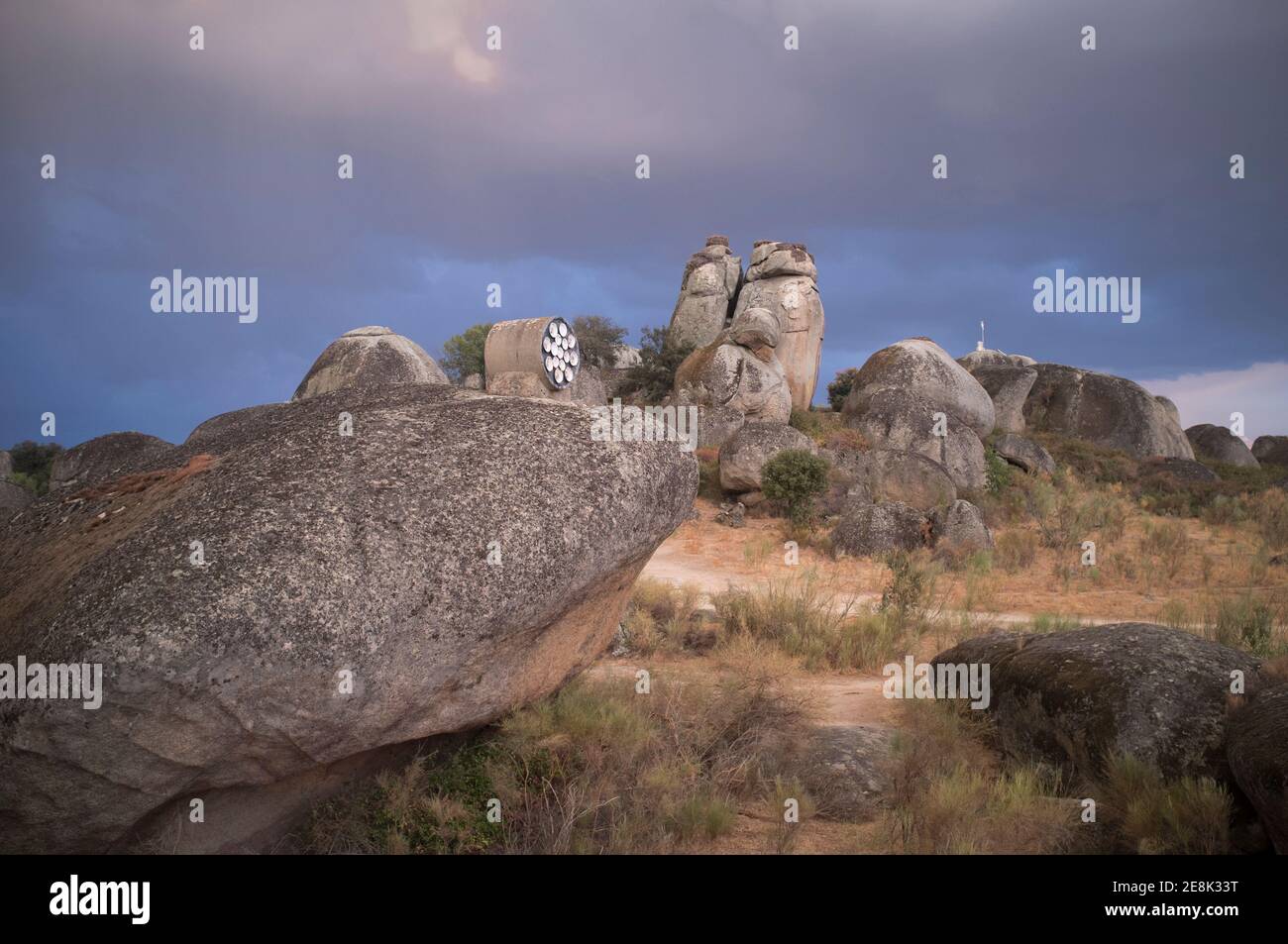 Malpartida, Spanien - 19. September 2019: Der durstige Tod von Wolf Vostell 1976. Los Barruecos Naturdenkmal, Extremadura, Spanien Stockfoto