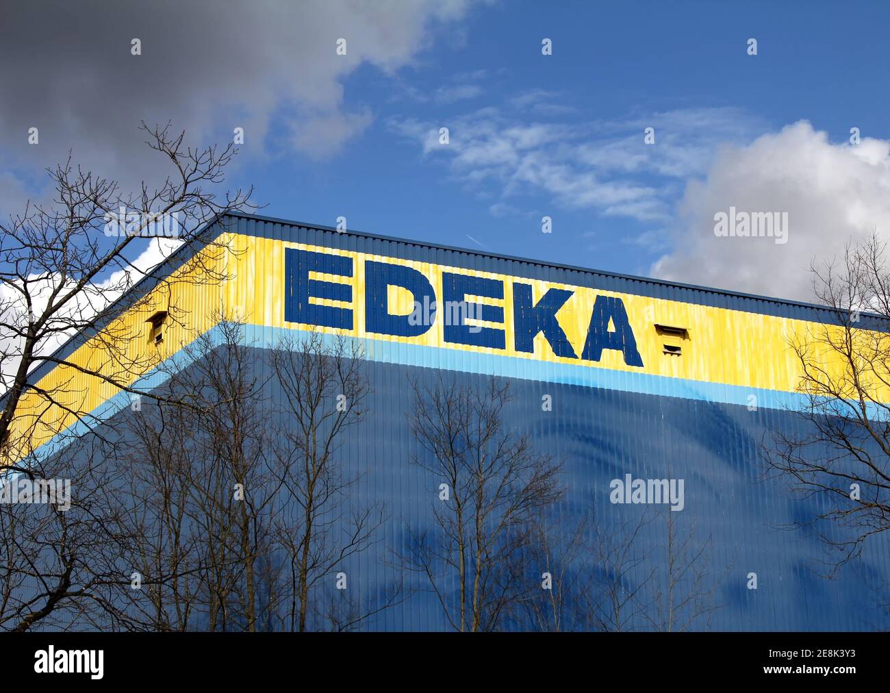 Schwabach, Deutschland : EDEKA-Schild an der Filiale. Die Edeka-Gruppe ist der größte deutsche Supermarktkonzern. Stockfoto