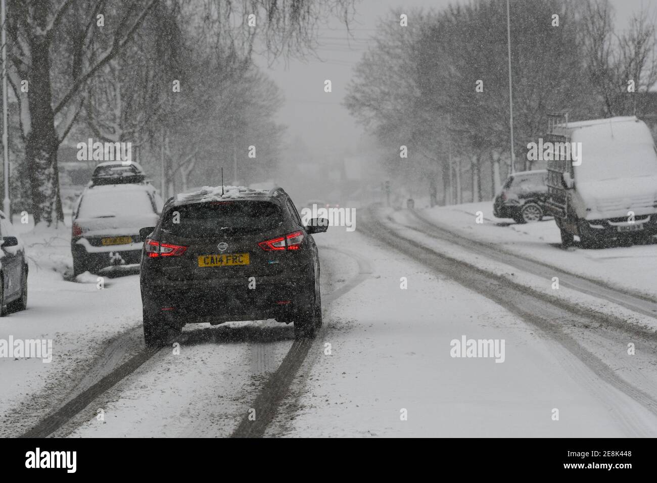 Fahrzeuge, die nach starkem Schneefall fahren Stockfoto