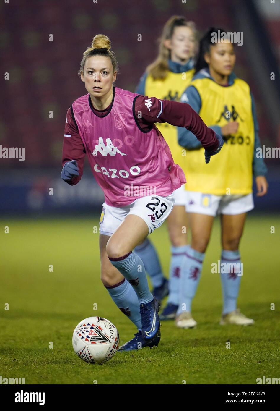Nadine Hanssen von Aston Villa erwärmt sich vor dem FA Women's Super League Spiel im Banks's Stadium, Walsall. Bilddatum: Mittwoch, 27. Januar 2021. Stockfoto