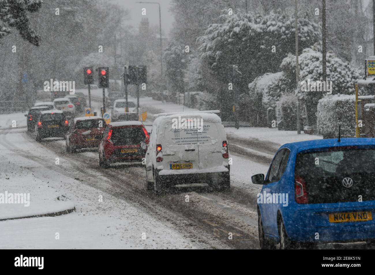 Fahrzeuge, die nach starkem Schneefall auf dem A6 loughborough fahren Stockfoto