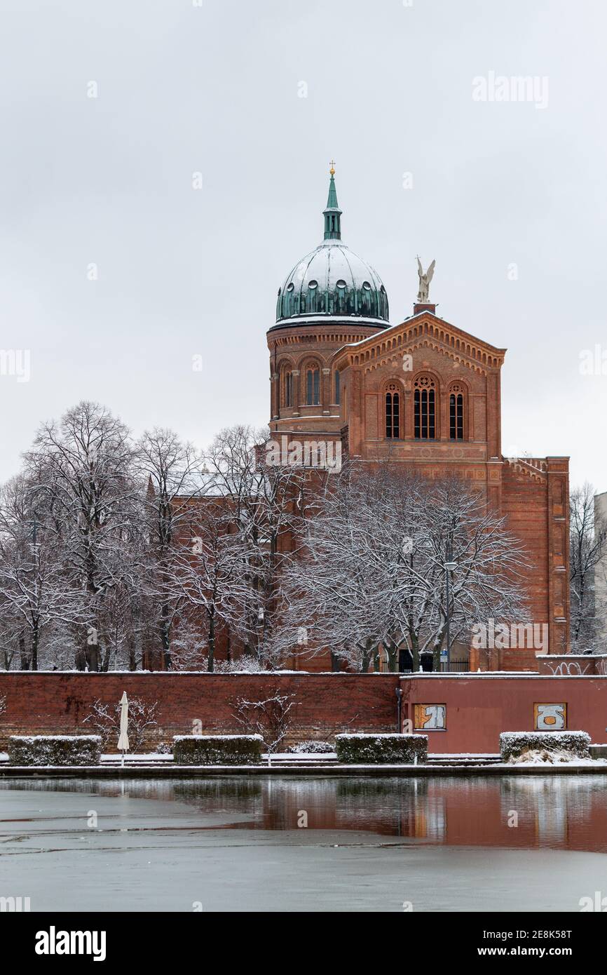 Winteransicht des Engelbecken in Berlin, einem versunkenen Garten, der von Erwin Barth zwischen 1926 und 1932 entworfen wurde. Im Hintergrund steht die St. Michaelskirche. Stockfoto