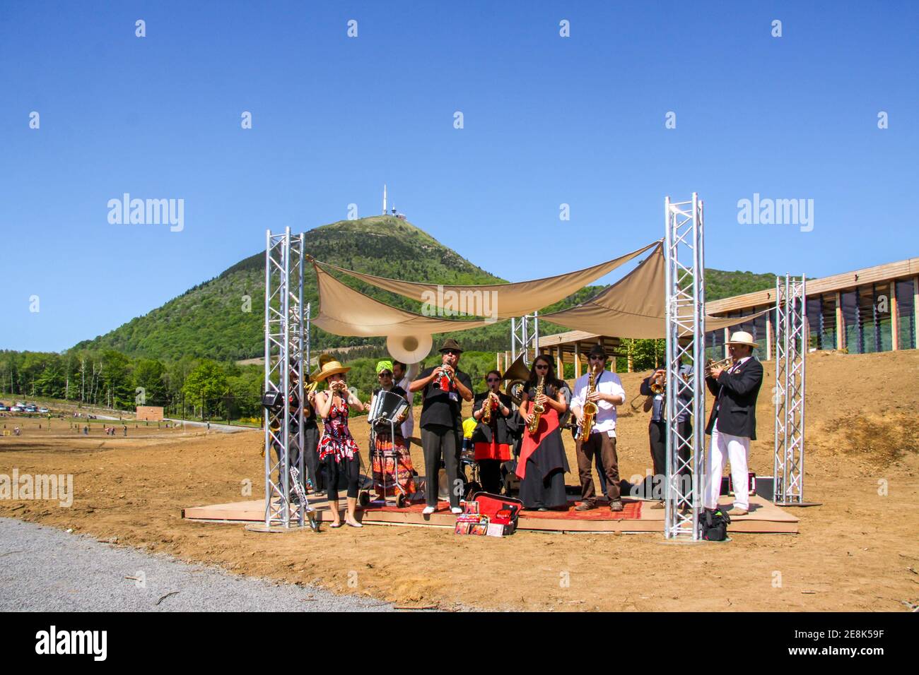 Band, das bei der Eröffnung der Panoramique des Dômes, einer 5,2 km langen Zahnradbahn, die den Zugang zum Gipfel des Puy de Dôme in Frankreich ermöglicht Stockfoto
