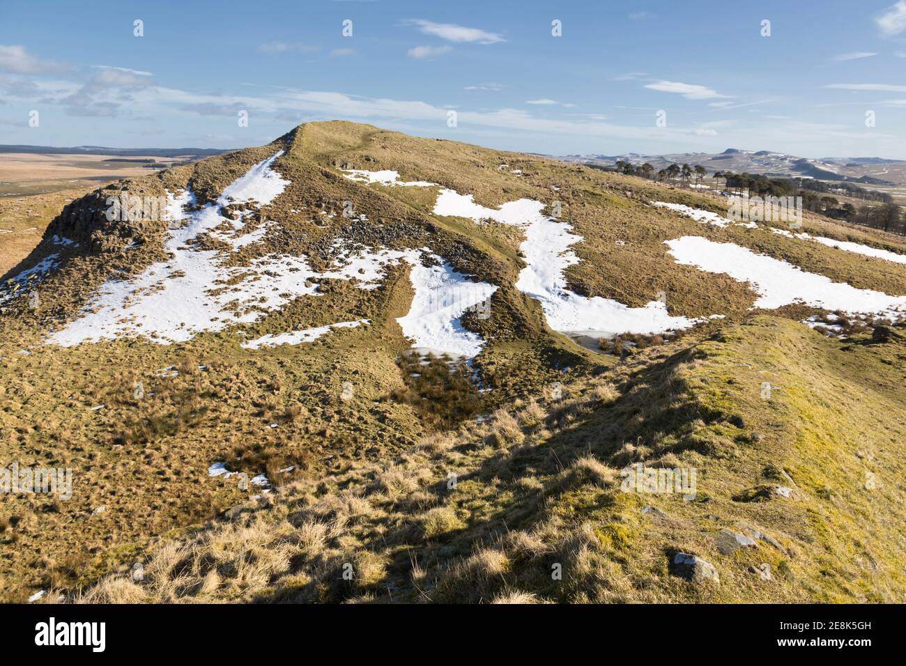 Der Hadrian's Wall Path führt über Mucklebank Crags, ein wenig östlich von Walltown, hier an einem verschneiten Northumbrian Wintertag gesehen Stockfoto