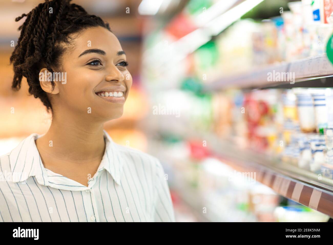 Glückliche Schwarze Weibliche Kundin Im Supermarkt, Frau, Die Lebensmittel Einkaufen Stockfoto