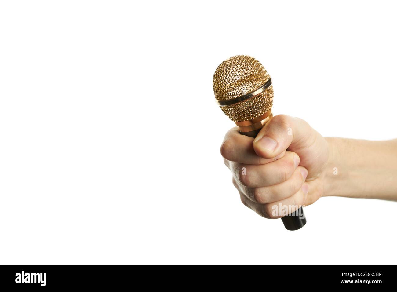 goldenes Mikrofon in der Hand isoliert auf weißem Hintergrund. Kopierraum. Tonaufnahme-Ausrüstung. Für Design oder Dekoration Stockfoto