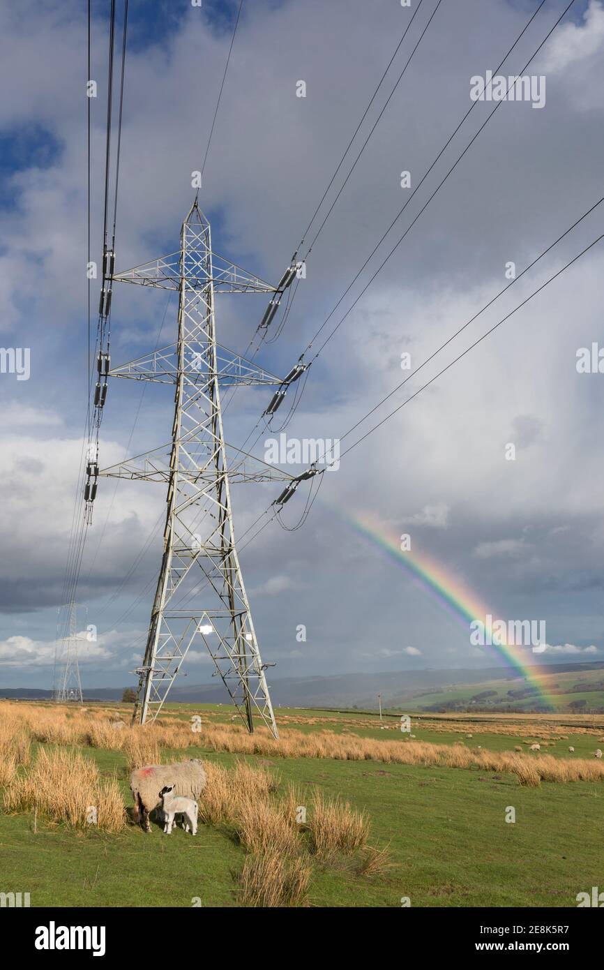 Ein Regenbogen erleuchtet die Fells und das South Tyne Valley dahinter, ein wenig südöstlich von Hadrians Mauer bei Walltown, Northumberland, Großbritannien Stockfoto