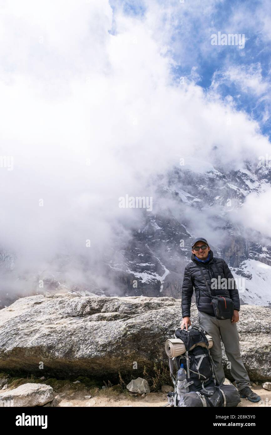 Backpacker genießen die Aussicht auf dem Weg nach machu picchu im Salkantay Trek, Peru Stockfoto