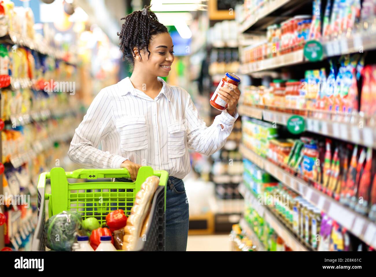 Happy Black Woman Tun Lebensmittel Einkaufen Produkte Im Supermarkt Kaufen Stockfoto