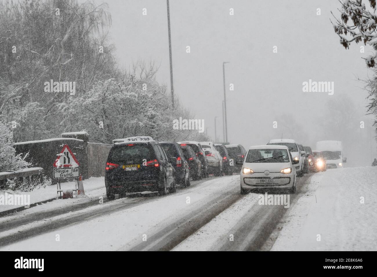 Fahrzeuge, die nach starkem Schneefall auf dem A6 loughborough fahren Stockfoto