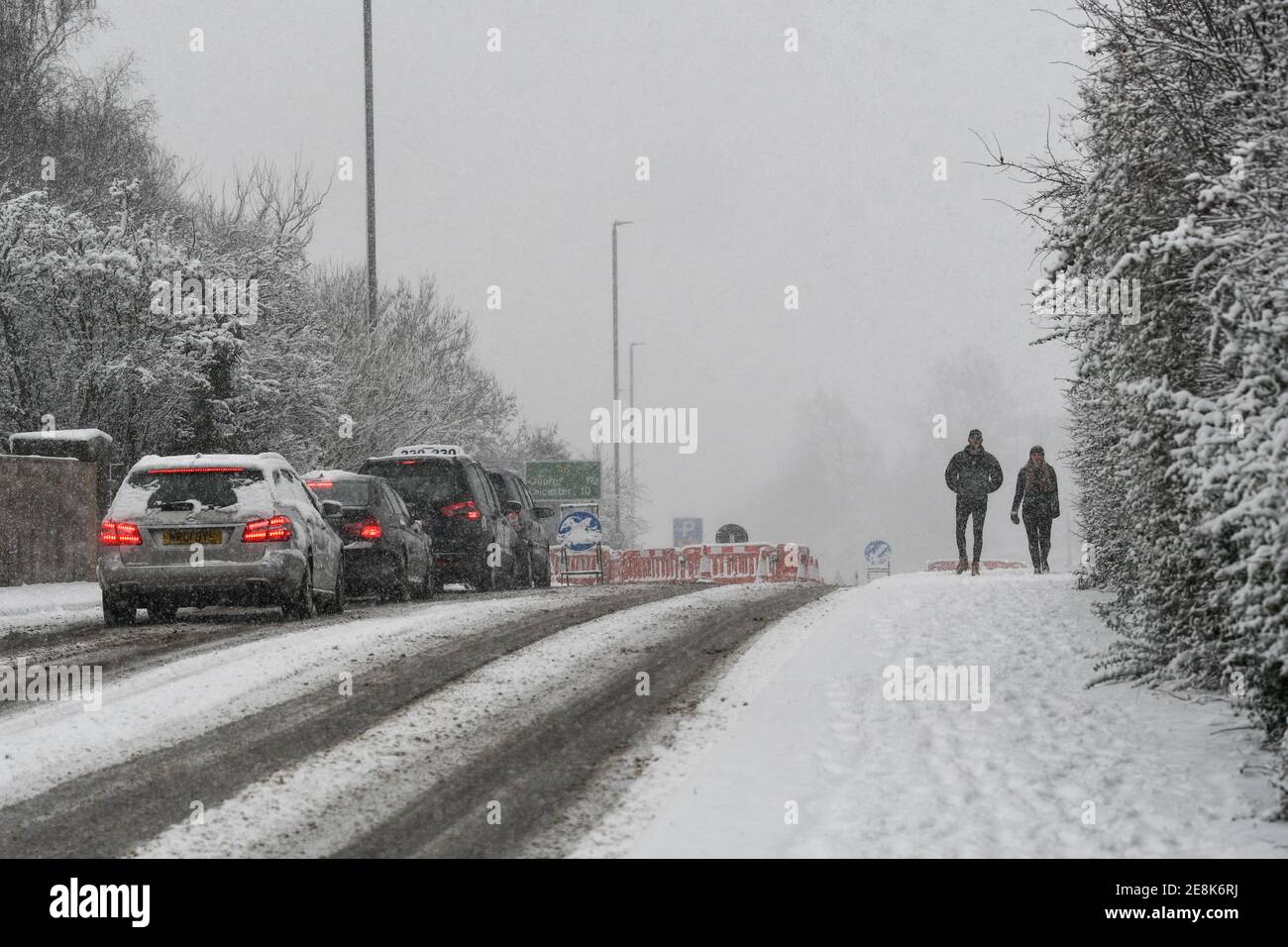 Fahrzeuge, die nach starkem Schneefall fahren Stockfoto