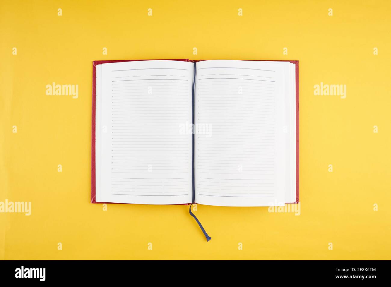 Offenes Tagebuch mit weißen Seiten auf gelbem Hintergrund. Mockup für Dekor oder Design. Draufsicht Stockfoto