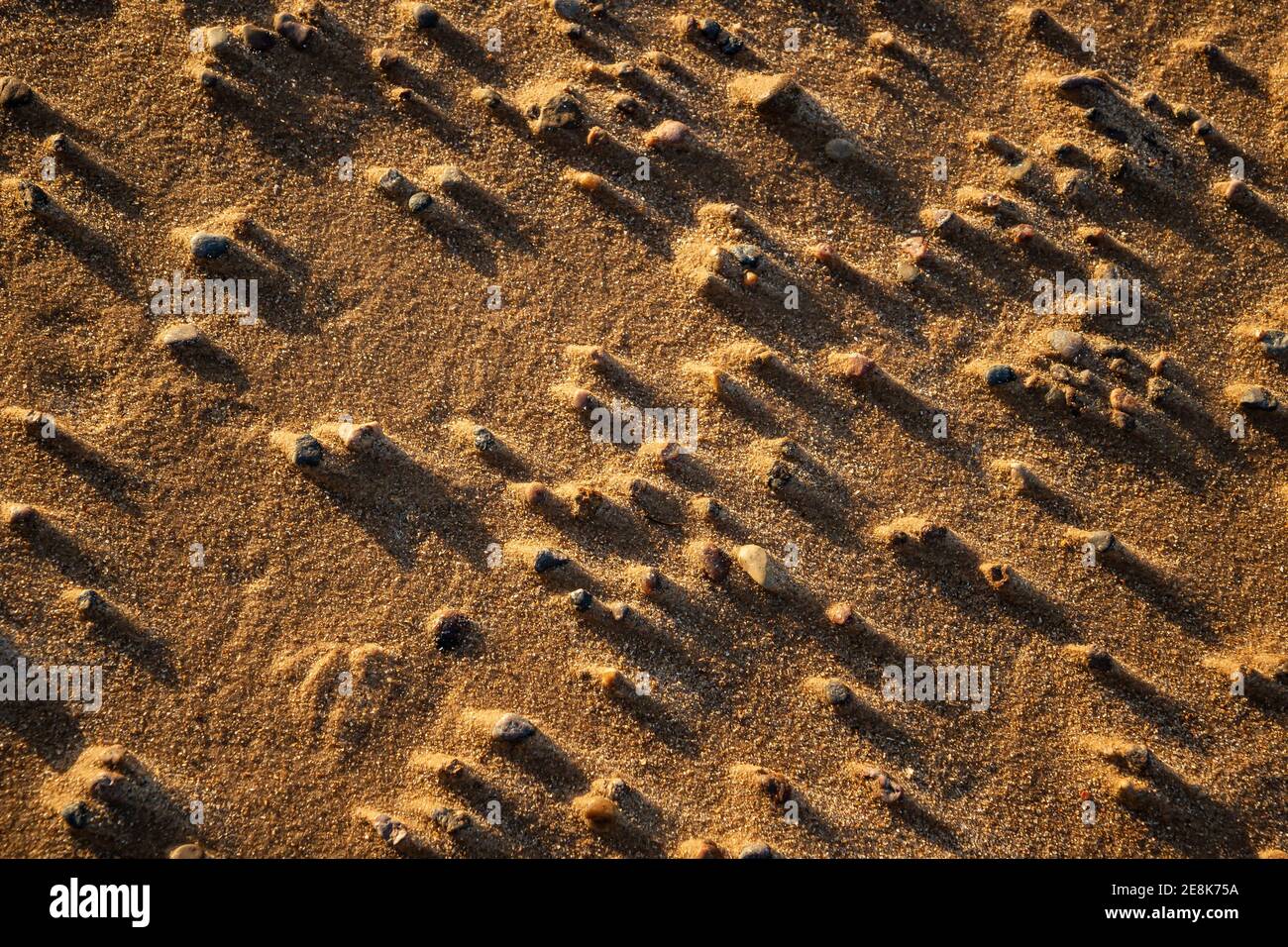 Sandstrand mit kleinen Steinen, Sandhintergrund Stockfoto