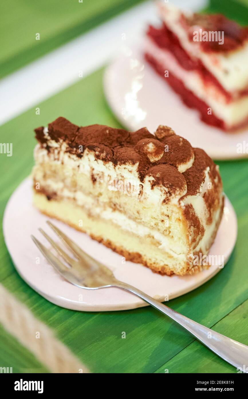 Süße Dessertkuchen im Café-Raum. Vertikale Ausrichtung Stockfoto