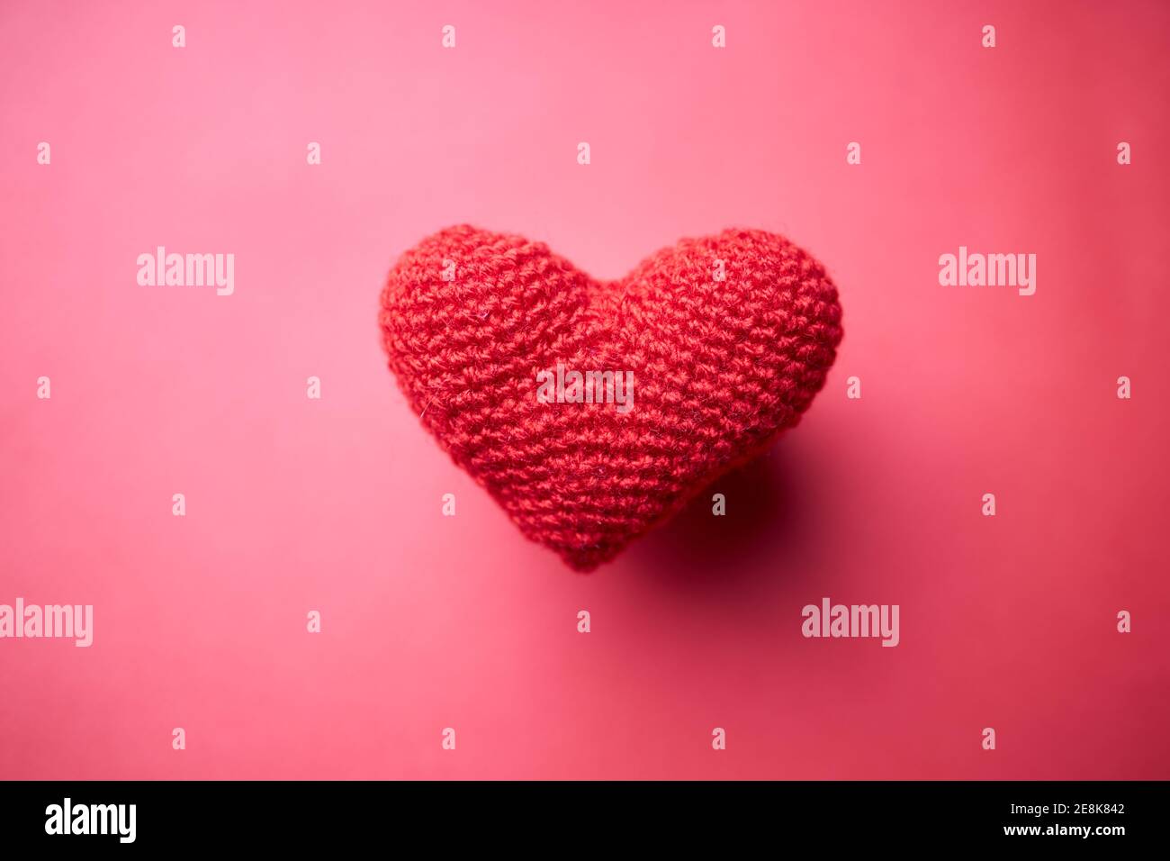Rotes Herz Symbol isoliert auf rotem Hintergrund. Weltraum. Romantik und Liebeskonzept. Einfachheit Stockfoto