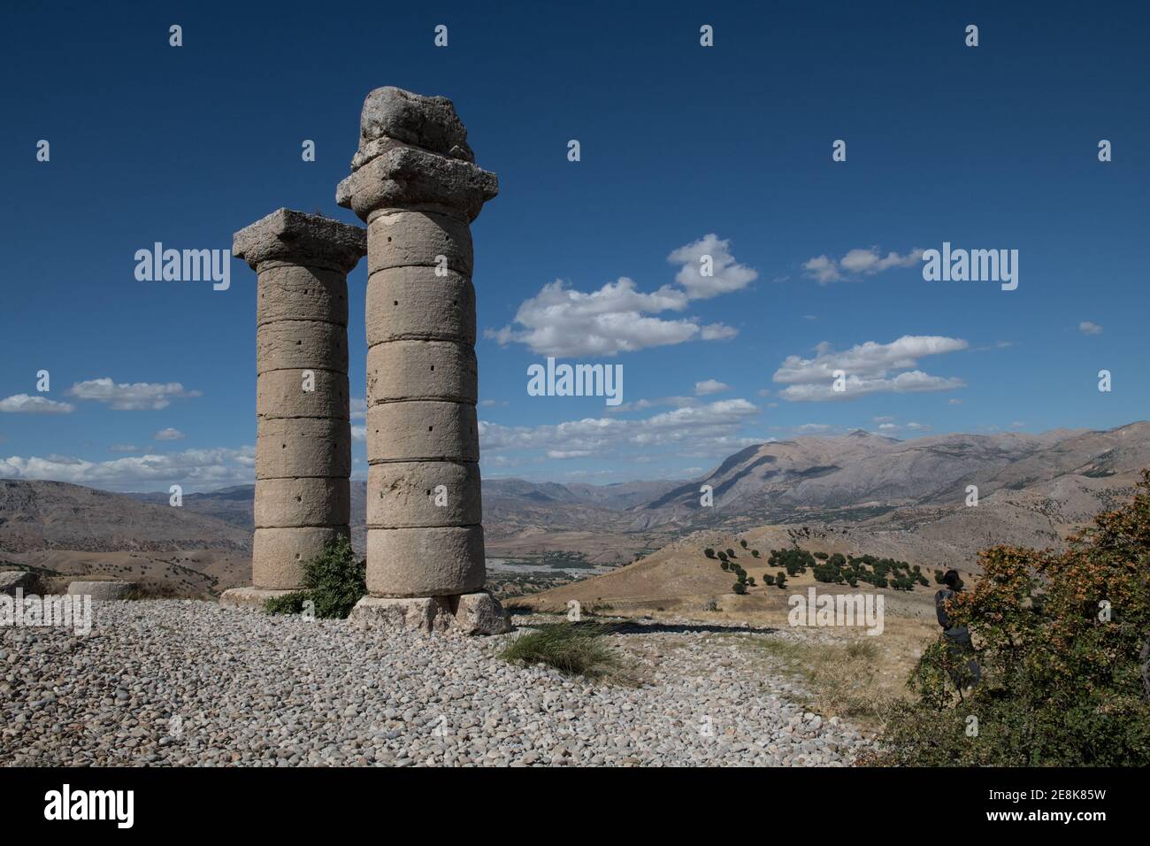 Der antike Karakuş Tumulus in der Türkei mit seinen hoch aufragenden Steinsäulen ist ein Zeugnis des reichen römischen Erbes der Region. Stockfoto