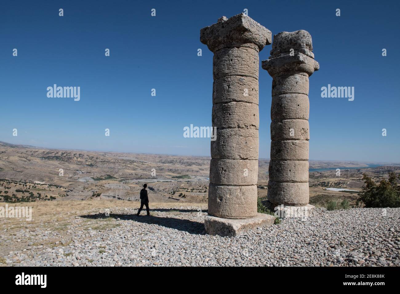 Der antike Karakuş Tumulus in der Türkei mit seinen hoch aufragenden Steinsäulen ist ein Zeugnis des reichen römischen Erbes der Region. Stockfoto