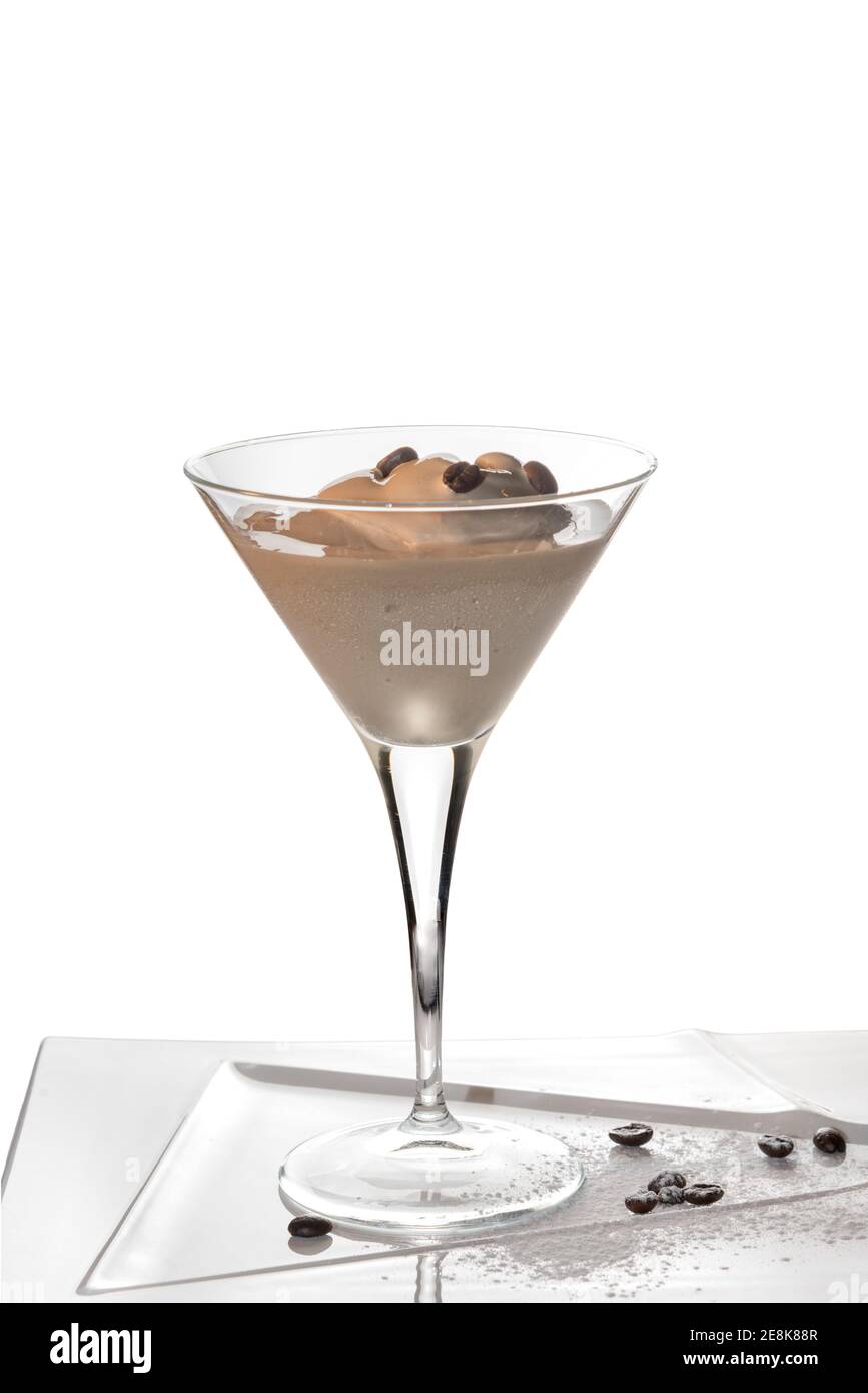 Kaffee-Eis in martini-Glas mit gerösteten Bohnen in Keramik-Tablett isoliert auf weiß, kopieren Raum Stockfoto