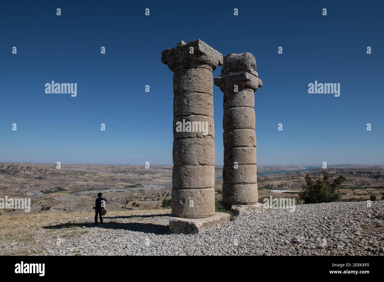 Der antike Karakuş Tumulus in der Türkei mit seinen hoch aufragenden Steinsäulen ist ein Zeugnis des reichen römischen Erbes der Region. Stockfoto