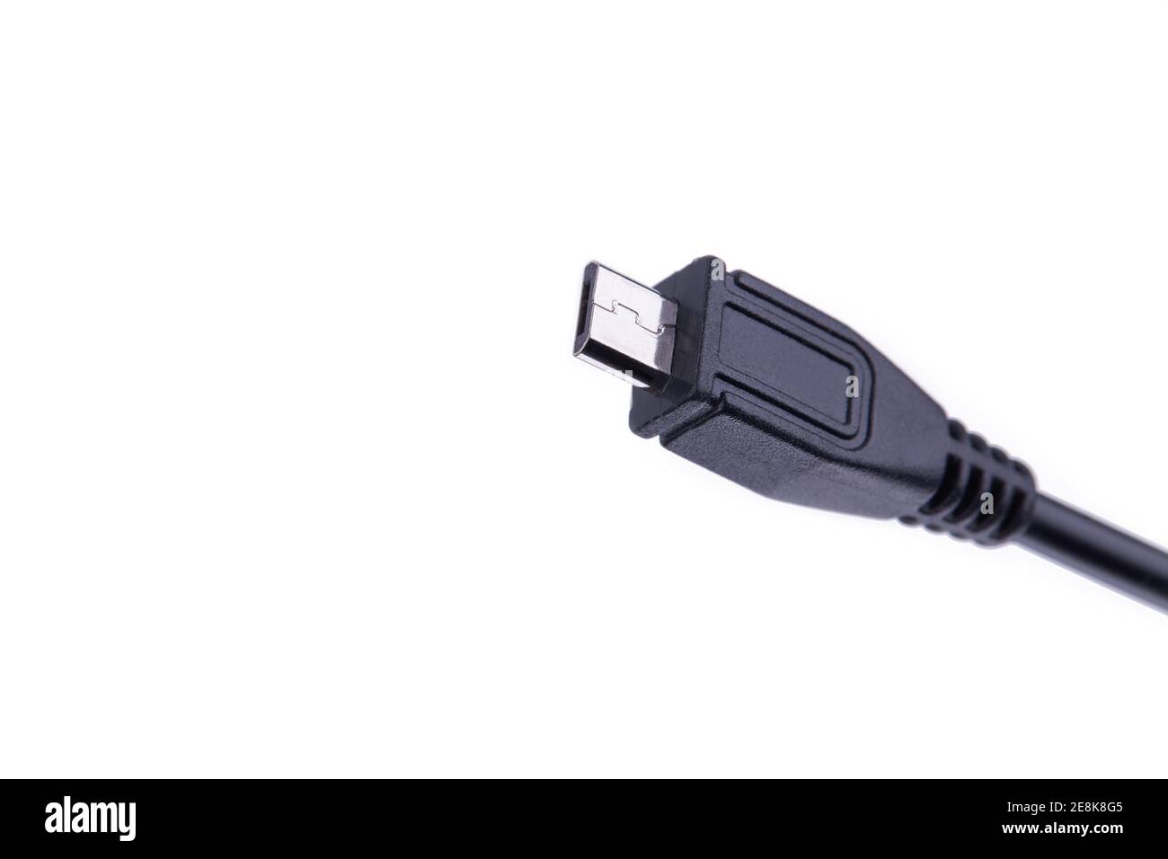 Micro-usb-Kabel Nahaufnahme isoliert auf weißem Hintergrund. Kopierraum. Makro Stockfoto